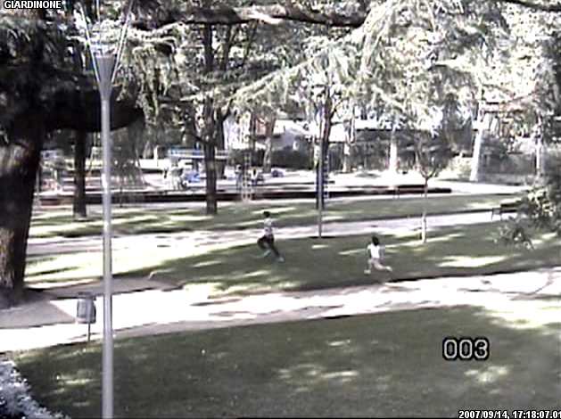 Fotogramma di una ripresa della videosorveglianza nel parco il Giardinone