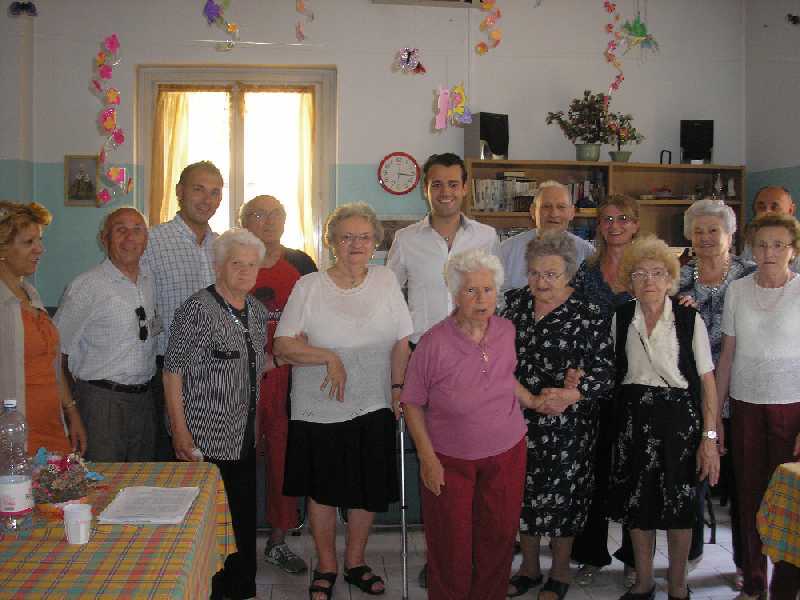 Foto di gruppo al centro diurno Macalle'
