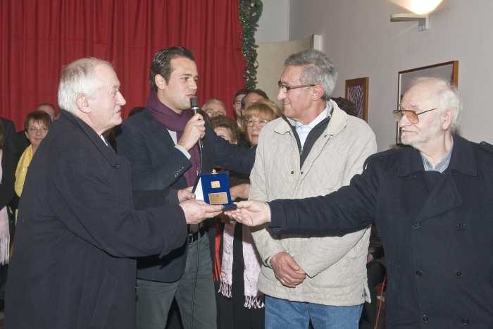Foto della premiazione del centro diurno terza eta'