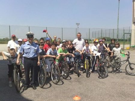 Foto di gruppo presso la scuola media di Ceriano