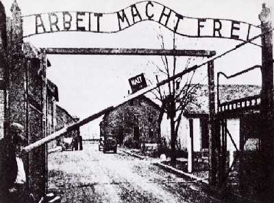 Foto dell'entrata del campo di sterminio di auschwitz