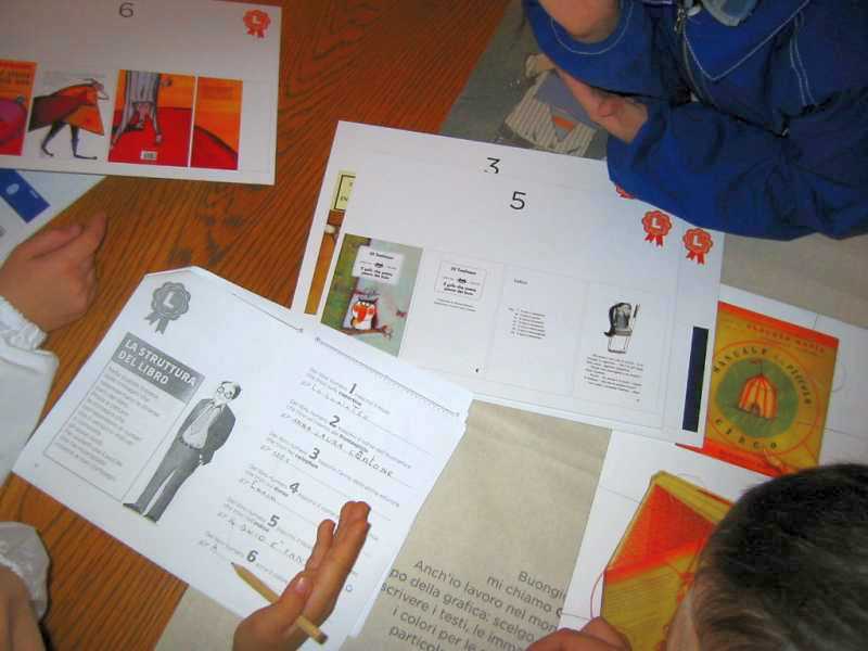 immagine di bambini al lavoro con il materiale del mondo del libro