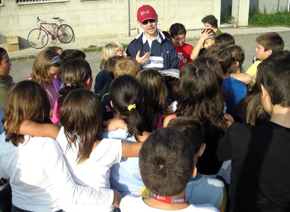 Foto dei ragazzi con il consigliere Mario Piuri